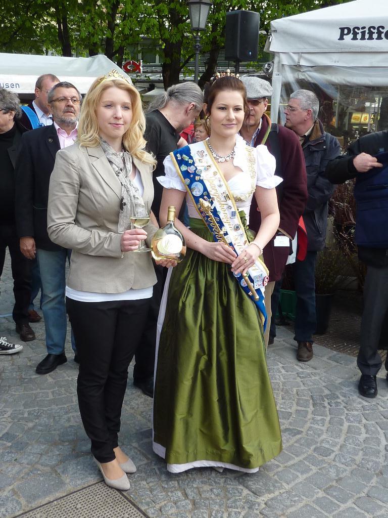 Beginn der Spargelsaison auf dem Viktualienmarkt in Muenchen . . .