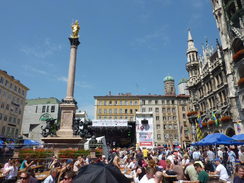 Auf Muenchens Strassen tobt der Baer beim CSD Christopher Street Day