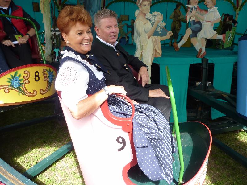 Hier ist er der offizielle Wiesn-Masskrug 2011