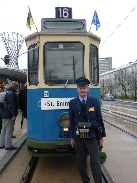 Jungfernfahrt der Tram Linie 16 nach St. Emmeram durch die Mae West