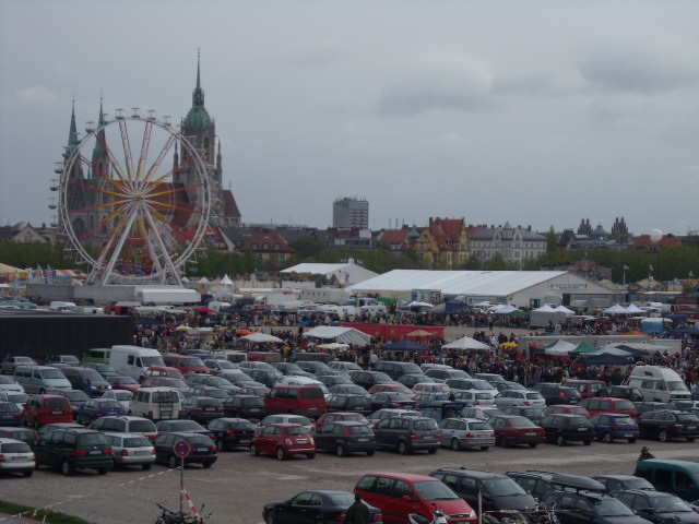 Grosser Andrang auf Bayerns groesstem Flohmarkt