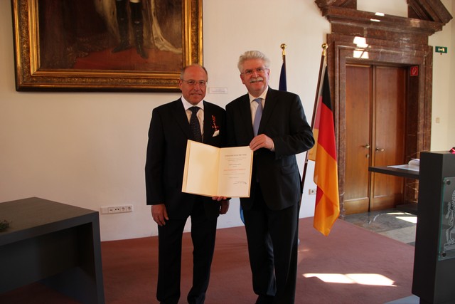 Bayerns Wirtschaftsminister Martin Zeil händigt in München Bundesverdienstkreuz 1. Klasse und am Bande aus