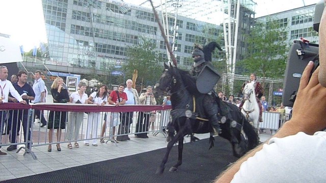 Ritter überfallen den Münchner Flughafen