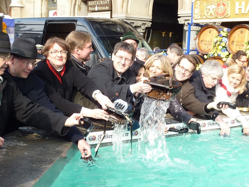 Traditionelle Geldbeutelwäsche am Fischbrunnen