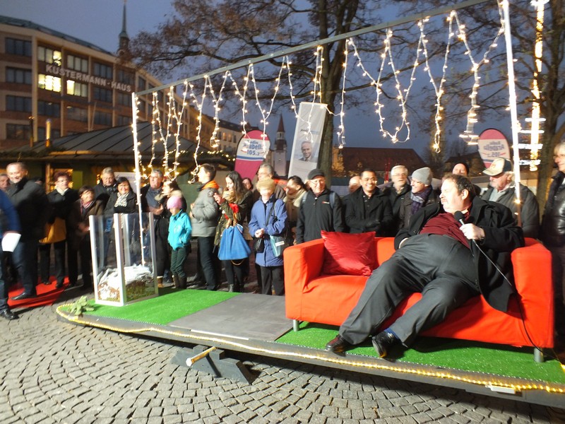 Ottfried Fischer hebt auf dem Viktualienmarkt ab