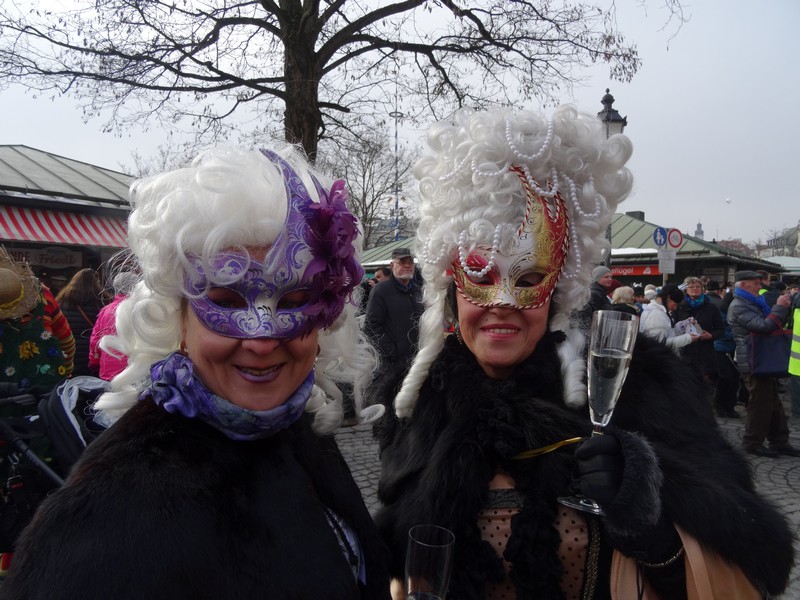 Das Münchner Faschingstreiben heuer winkend,wirbelnd und doch ein weing frivol