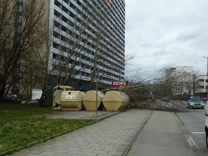 Sturm Niklas beeinträchtigt den Verkehr