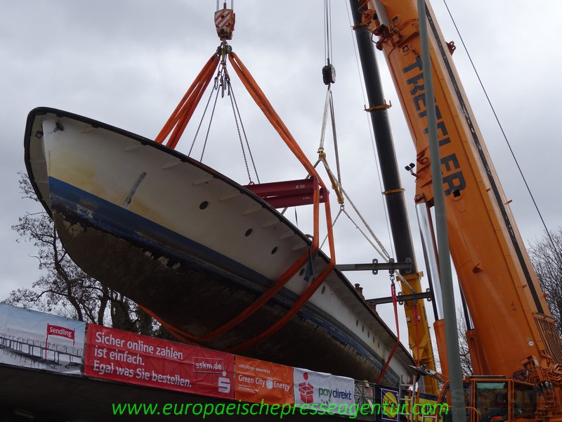 Ein Schiff geht in München vor Anker