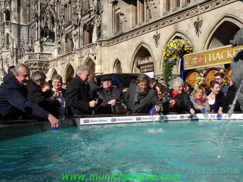 Traditionelle Geldbeutelwäsche im Fischbrunnen