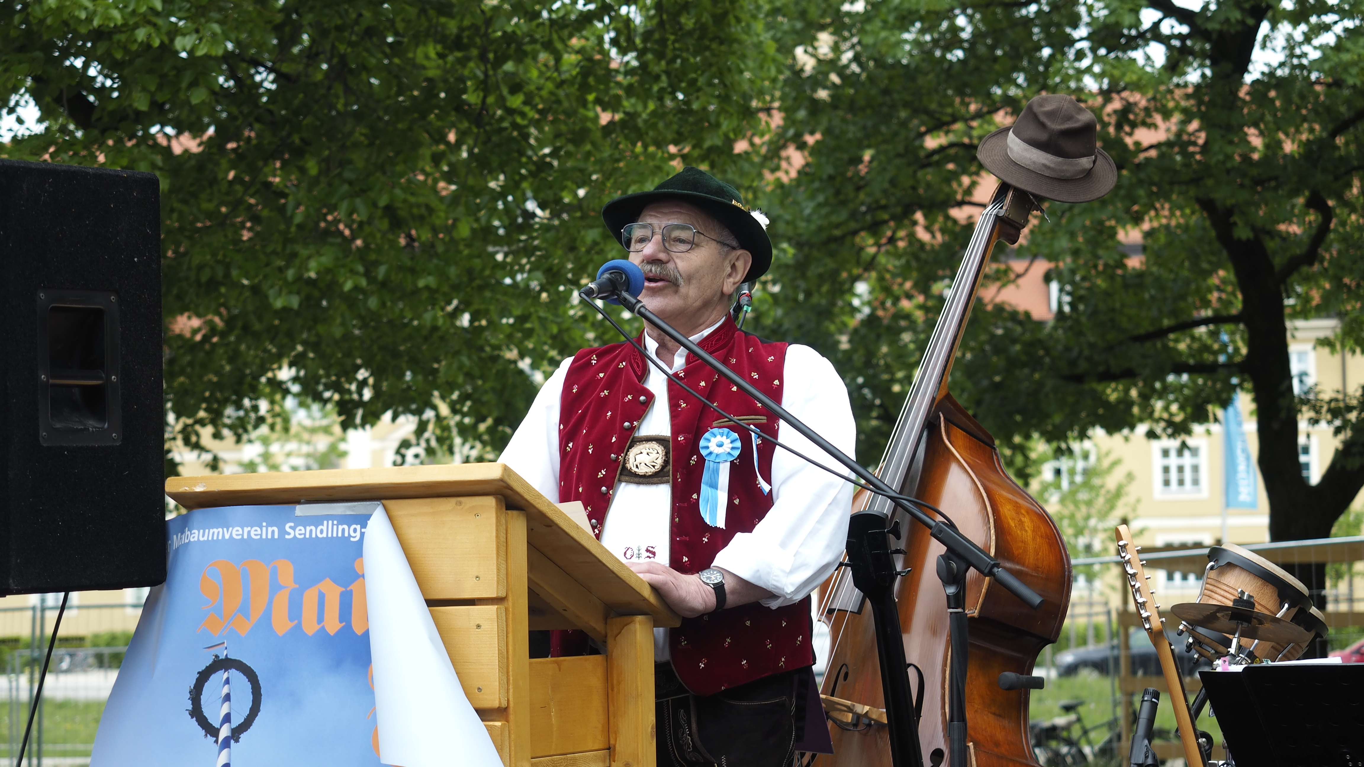 Maibaum – Aufstellung am Luisekisselbachplatz am 1. Mai 2018