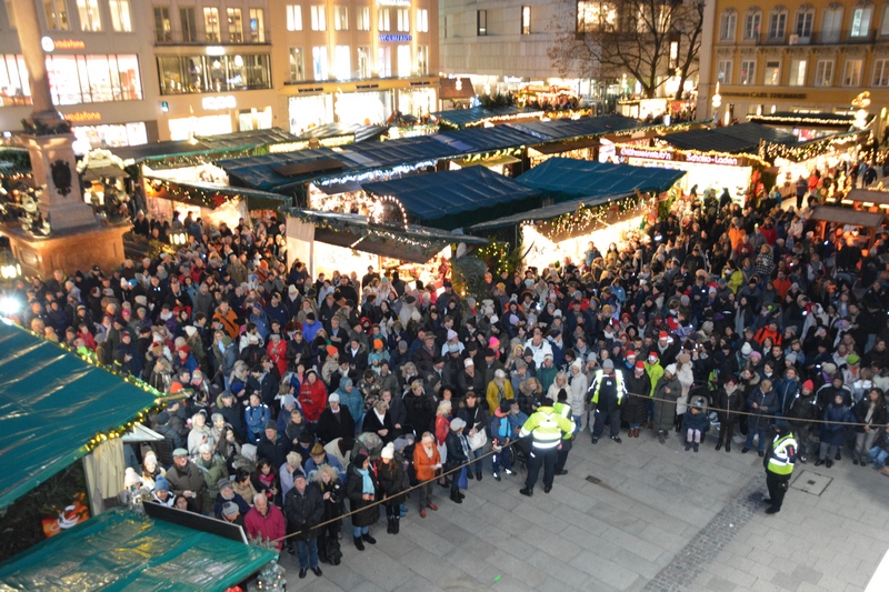 Endlich erstrahlt der Christbaum wieder